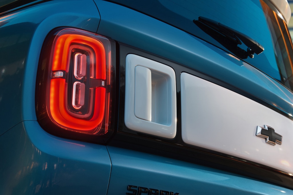 O farol traseiro do Spark EUV valoriza o estilo urbano e moderno do modelo